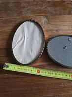 Twee oude ovale fotolijstjes zonder glas, Ophalen of Verzenden
