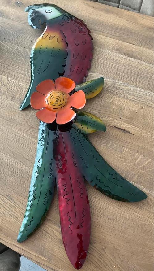 Unieke metalen wanddecoratie – Papegaai met bloem, Antiek en Kunst, Kunst | Designobjecten, Ophalen of Verzenden