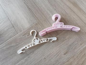 Kleine kledinghangertjes beschikbaar voor biedingen