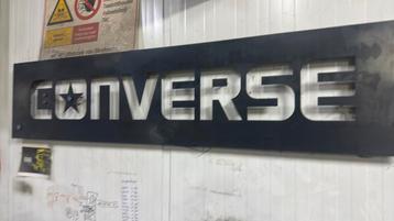 Converse reclame bord met verlichting beschikbaar voor biedingen
