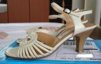 * Retro peeptoe crème pumps mt 36 *, Pumps, Verzenden, Beige, Zo goed als nieuw