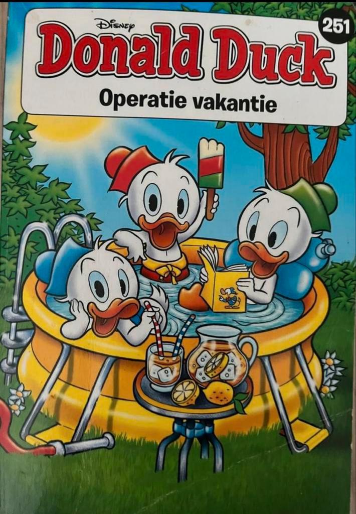 DONALD DUCK OPERATIE VAKANTIE 251, Boeken, Stripboeken, Gelezen, Eén stripboek, Ophalen of Verzenden