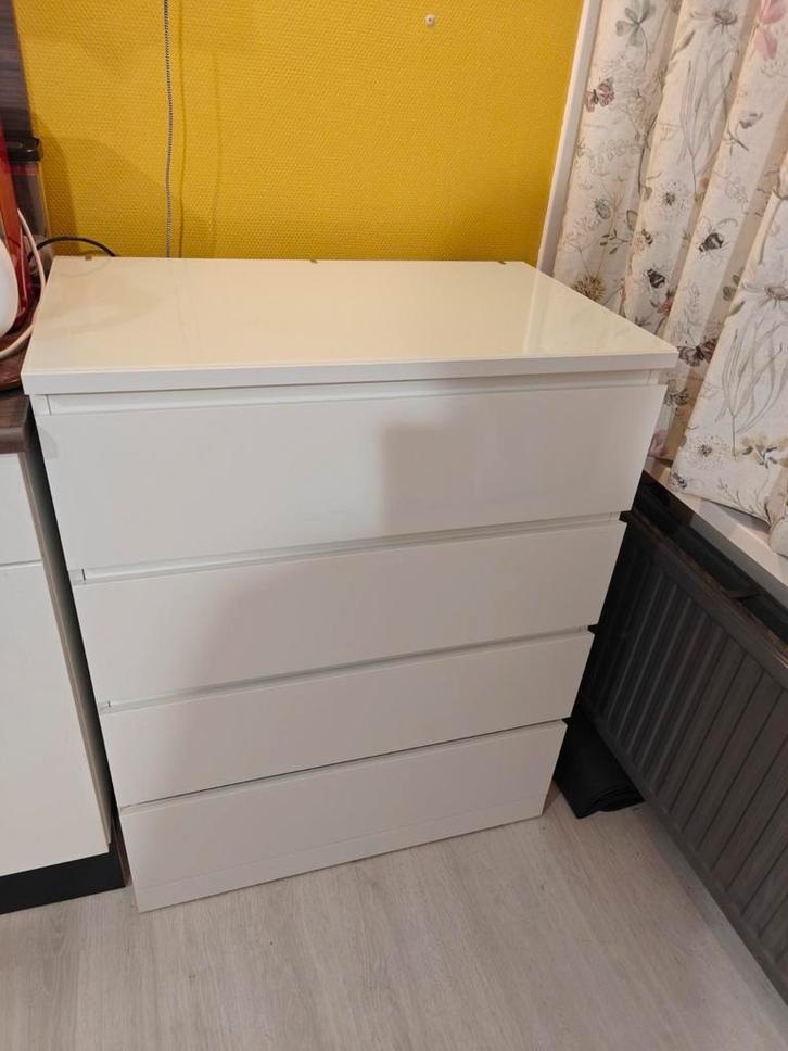 Als nieuw IKEA Malm ladekast met glazen plaat en 4 laden, Huis en Inrichting, Kasten | Ladekasten, Nieuw, Minder dan 100 cm, 50 tot 100 cm