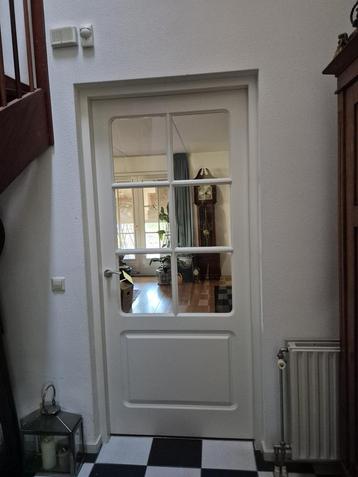 Binnendeur met paneel en 6 glazen ruitjes beschikbaar voor biedingen