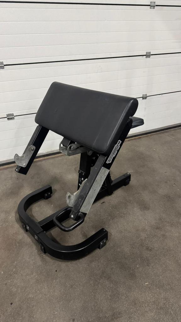 Technogym Pure Strength Scott Bench / Bicepsbankje, Sport en Fitness, Fitnessmaterialen, Gebruikt, Fitnessbank, Ophalen