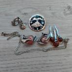 Nr.26 sieraden met merkjes., Ophalen of Verzenden, Overige materialen, Overige typen