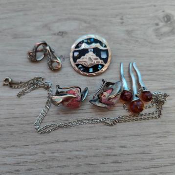 Nr.26 sieraden met merkjes. beschikbaar voor biedingen