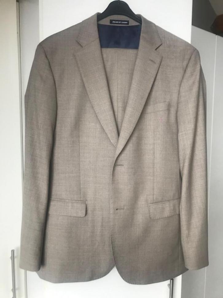 heren kostuums beige maat 50 en zwart maat 52, Kleding | Heren, Kostuums en Colberts, Zo goed als nieuw, Maat 48/50 (M), Beige