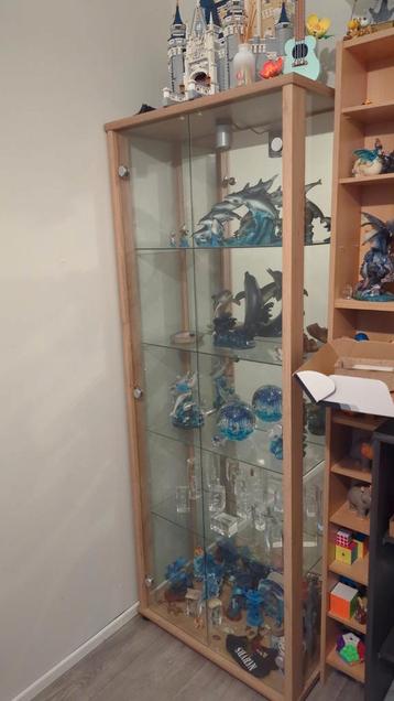 Houten Vitrinekast met Glazen Deuren beschikbaar voor biedingen