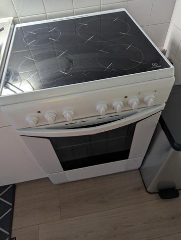 INDESIT ELECTRISCHOVEN MET KOOKPLAAT beschikbaar voor biedingen