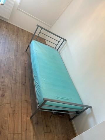 Eenpersoons spijlen bed ijzeren frame met nieuw matras beschikbaar voor biedingen