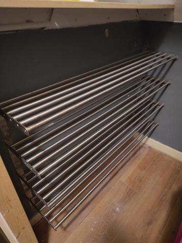 Staal planken, schoenen, speelgoed, geredschap beschikbaar voor biedingen