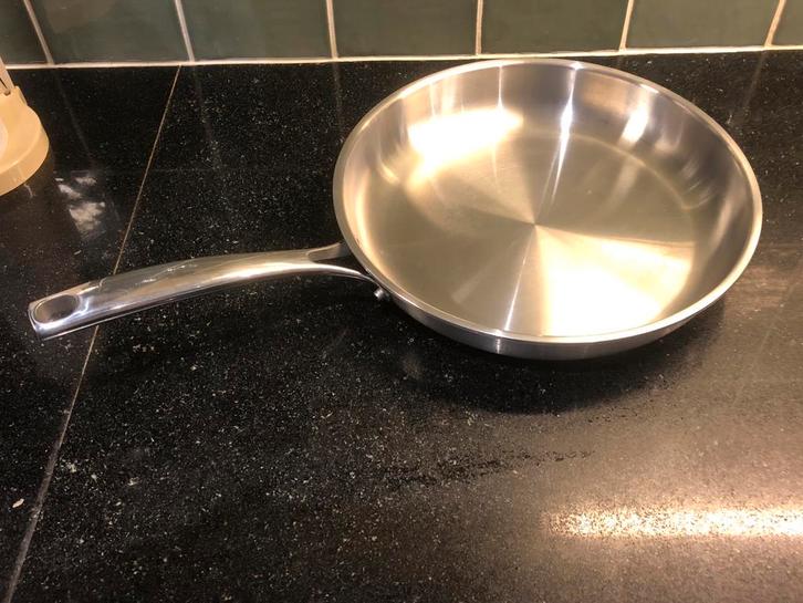 t.k.BK RVS koekenpan 28cm INDUCTIE recente prachtige pan, Huis en Inrichting, Keuken | Potten en Pannen, Zo goed als nieuw, Koekenpan of Braadpan