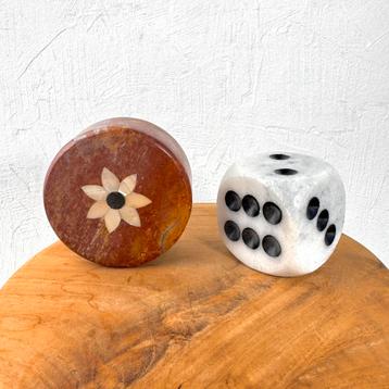 Vintage marmeren opbergbakje en dobbelsteen beschikbaar voor biedingen