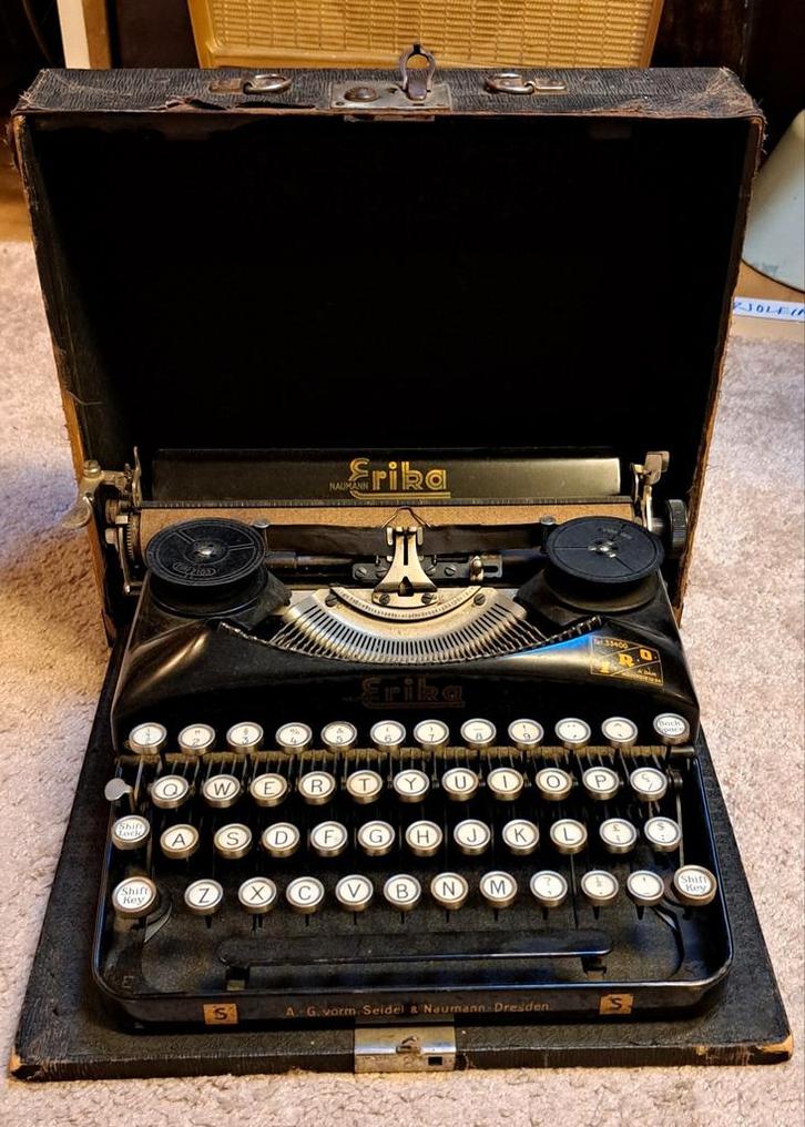 Antieke Erika typemachine I.R.O. Amsterdam in zwarte koffer., Antiek en Kunst, Antiek | Kantoor en Zakelijk, Ophalen