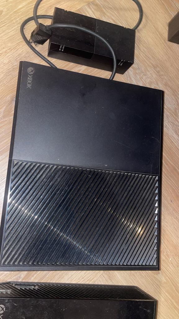 2x Xbox One console – met stroomkabels, zonder controllers, Spelcomputers en Games, Spelcomputers | Xbox One, Nieuw, 1 TB, Zonder controller