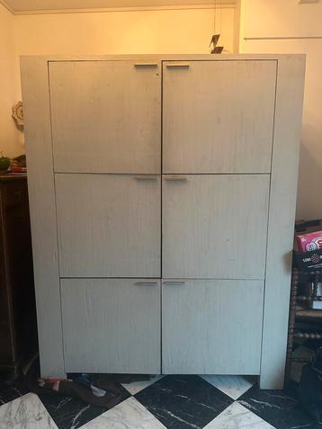Kast met 6 vakken, 3 legplanken 6 deuren. Massief hout.
