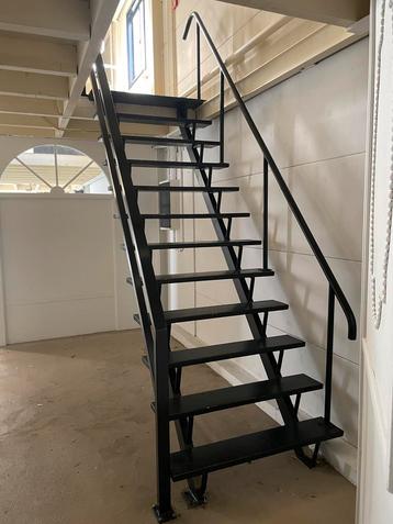2stuks Trap - 258 cm hoog beschikbaar voor biedingen