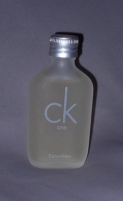 Volle parfum miniatuur -  Calvin klein ck one, Verzamelen, Parfumverzamelingen, Zo goed als nieuw, Miniatuur, Gevuld, Ophalen of Verzenden