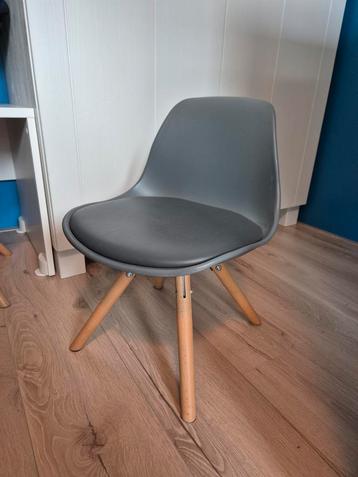Grijs Stoeltje voor Peuter/Kleuter beschikbaar voor biedingen