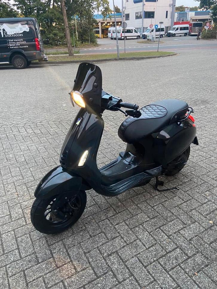 Vespa sprint 2017 80cc, Fietsen en Brommers, Scooters | Vespa, Zo goed als nieuw, Overige modellen, Benzine, Ophalen