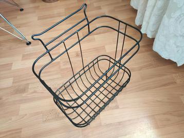 Zwarte vintage wandrek, hoog, bijv. voor flessen beschikbaar voor biedingen