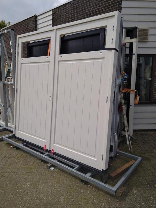 Kozijn met dubbele garage deuren, Doe-het-zelf en Verbouw, Deuren en Horren, Nieuw, Garagedeur, 215 cm of meer, 120 cm of meer