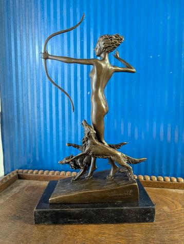 Bronzen Diana met Honden. Jachtgodin. Sculptuur  beschikbaar voor biedingen