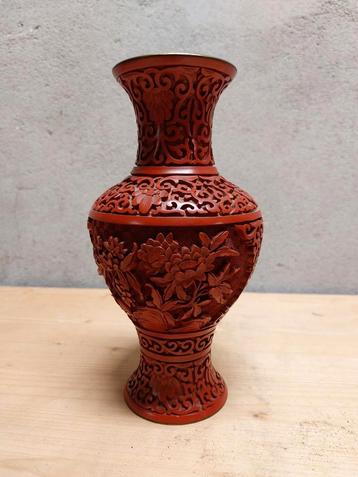 Handgesneden rode lakvaas – Chinees cinnaber lakwerk  beschikbaar voor biedingen