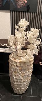 Schelpenvaas met bloemstuk, Huis en Inrichting, Woonaccessoires | Vazen, Ophalen, Overige materialen, 50 tot 75 cm, Wit