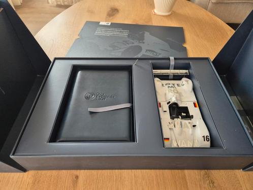 Art Car BMW V12 LMR 1:18 Jenny Holzer - Kyosho, Hobby en Vrije tijd, Modelauto's | 1:18, Zo goed als nieuw, Auto, Kyosho, Verzenden
