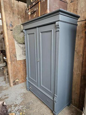stoere oude kast ``WOONWINKEL RUSTIEK`` beschikbaar voor biedingen