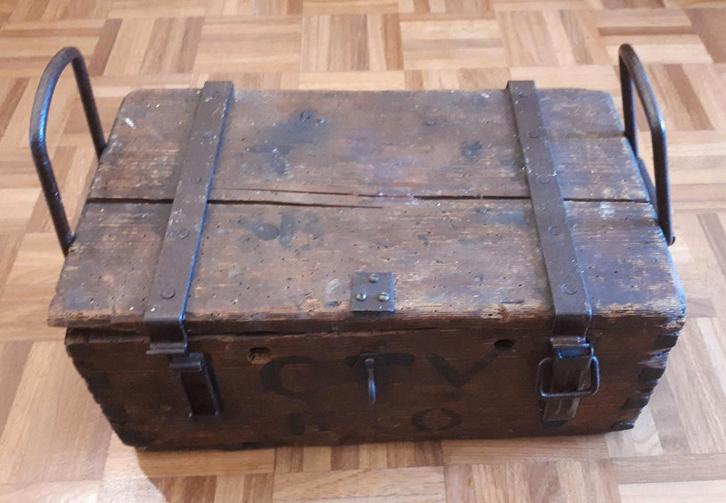 Antieke houten kist met ijzeren hengsels, Huis en Inrichting, Woonaccessoires | Kisten, Gebruikt, Minder dan 50 cm, Minder dan 50 cm