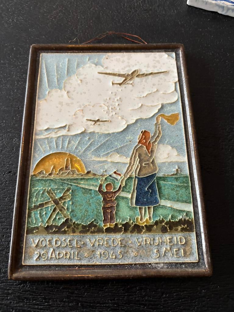 Delft 5 mei cloisonne tegel voedseldrop bevrijding Delfts, Ophalen of Verzenden