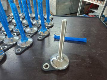 Stelvoeten, machinevoeten, trillingsdempers, stelpoot beschikbaar voor biedingen