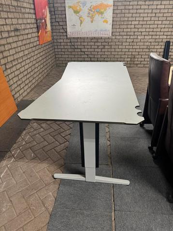 Tafel, bureau in de hoogte verstelbaar beschikbaar voor biedingen