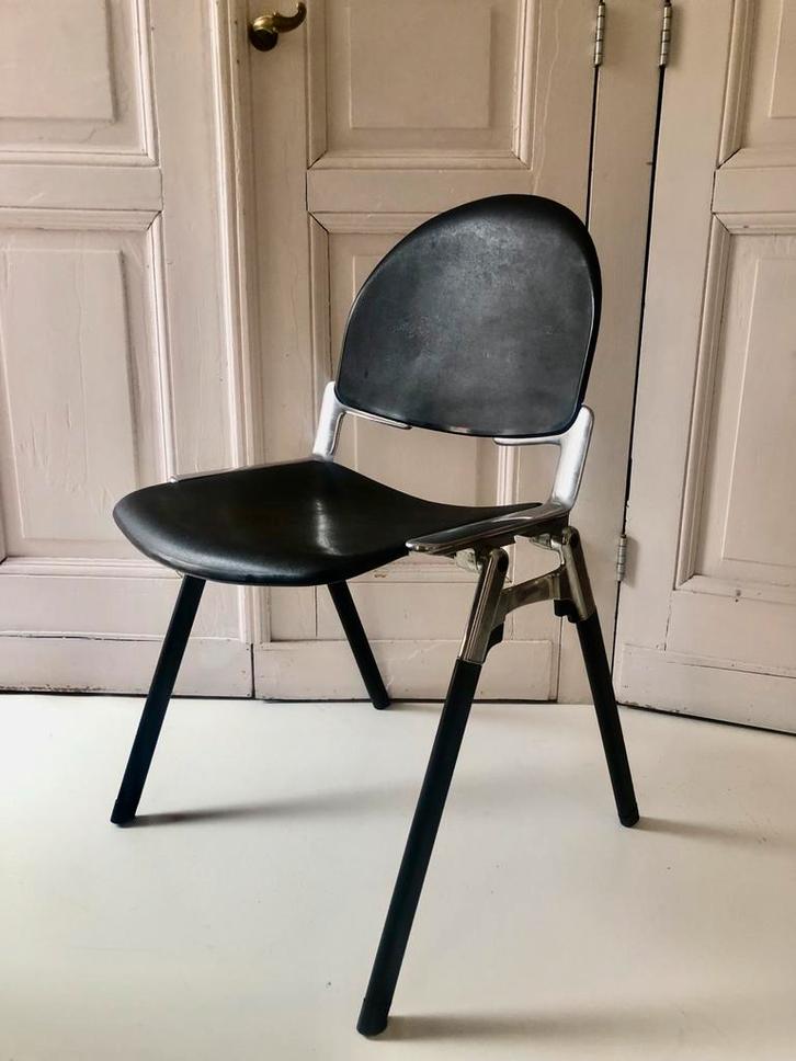 Vintage skai/ aluminium stoel, Huis en Inrichting, Stoelen, Gebruikt, Eén, Metaal, Zwart, Ophalen of Verzenden
