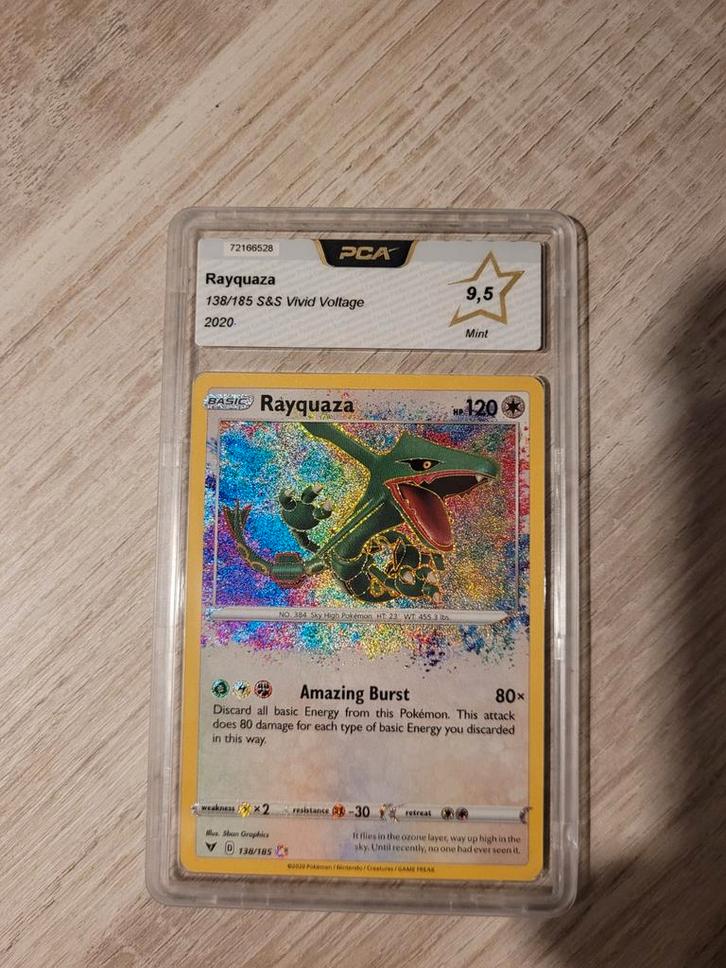 Rayquaza 138/185 Vivid Voltage PCA 9.5, Hobby en Vrije tijd, Verzamelkaartspellen | Pokémon, Zo goed als nieuw, Losse kaart, Foil