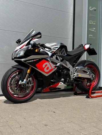 Prachtige Aprilia RSV4 RF uit 2016 met slechts 17.970km beschikbaar voor biedingen