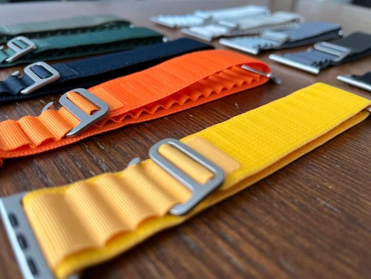 VEEL kleuren Alpine bandjes Apple Watch, Telecommunicatie, Wearable-accessoires, Zo goed als nieuw, Ophalen of Verzenden