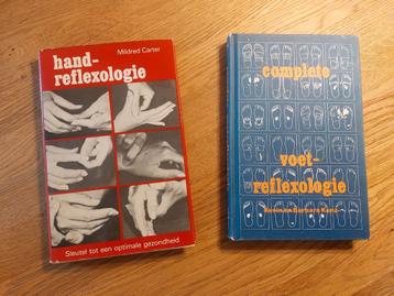 Tweemaal reflexologie boeken, voet en hand. beschikbaar voor biedingen