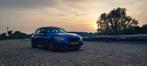 BMW 1-Serie M140i 5DR Aut8 Xdrive Estoril Blauw Eventuri, Auto's, BMW, Zwart, Blauw, 340 pk, Vierwielaandrijving