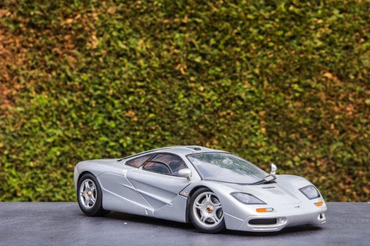 McLaren F1 1/18 UT Models Zilver BMW versie in mooie staat, Hobby en Vrije tijd, Modelauto's | 1:18, Zo goed als nieuw, Auto, UT Models