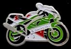 Kawasaki pin- groen-rood gelakt, Verzamelen, Speldjes, Pins en Buttons, Verzenden, Nieuw, Transport, Speldje of Pin