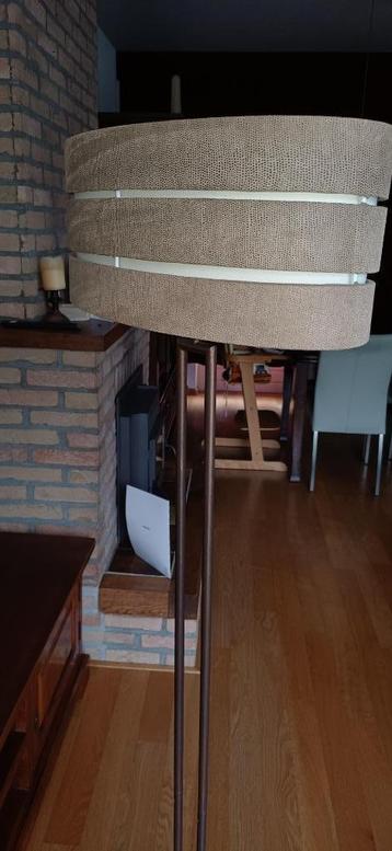 Vloerlamp beschikbaar voor biedingen