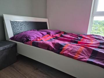Tweepersoonsbed 140x200 met hoofdbord en matras