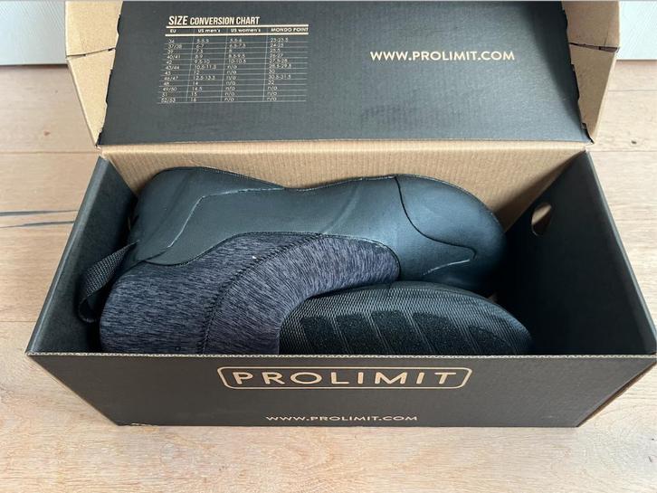 Nieuwe Prolimit Mercury surfboots 5,5 mm dik maat 43/44, Watersport en Boten, Watersportkleding, Nieuw, Zeil- of Surfschoenen