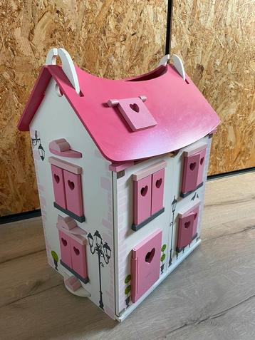 Schattig Poppenhuis van hout  met meubeltjes en poppetjes beschikbaar voor biedingen