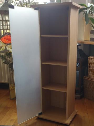 Smalle kast met deur – ideaal voor boeken, cd’s en games beschikbaar voor biedingen