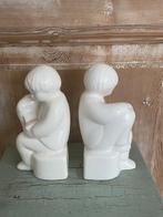 2 x boekensteun zittend lezend kind. Wit porselein., Ophalen, Zo goed als nieuw